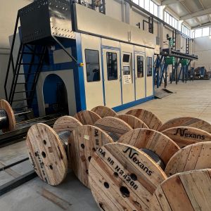 התפקיד הקריטי של מכונות ריפוף כבלים בסביבות תעשייתיות